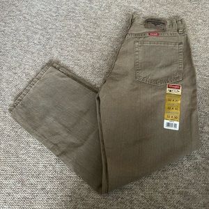NWT Wrangler Relaxed Fit Jeans